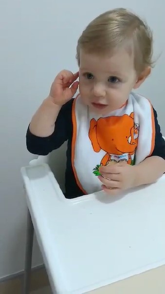 Dijete prstić drži iz uha.
